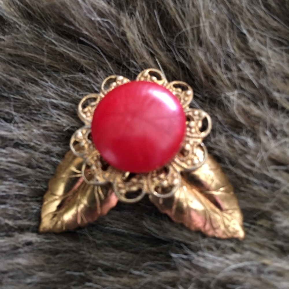 Vintage 50s red bakelite gold tone brooch